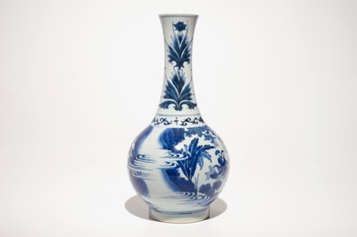 Un vase de forme bouteille en porcelaine de Chine bleu et blanc, &eacute;poque Transition